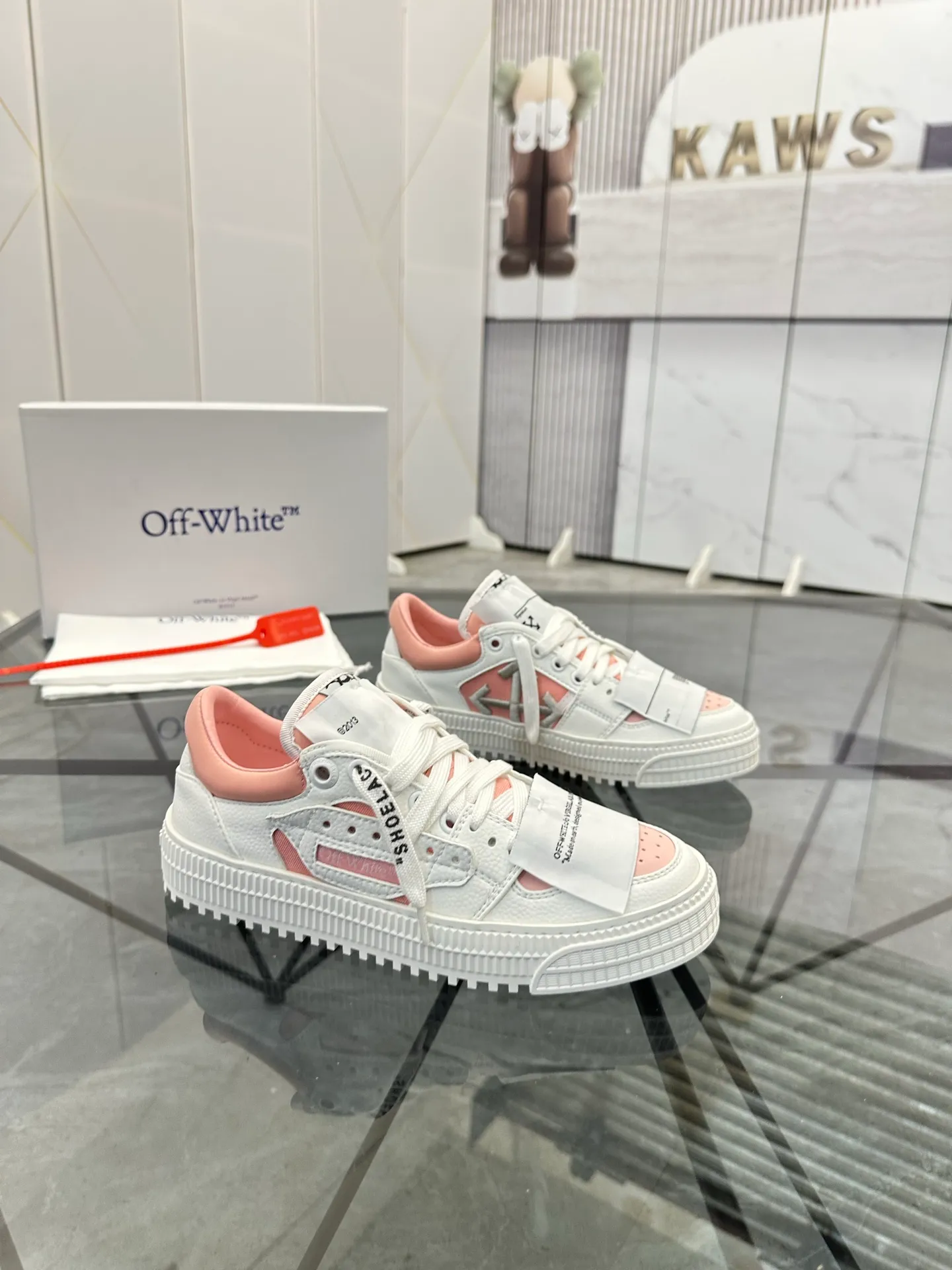 Selling men's shoes 💰: 💰P500¥ High-end top quality Product trademark: OFF WHITE *"OFF WHITE*" low-top casual shoes Regular size: 35-45 (can be customized to 46) Couple style Product materials: Upper imported first-layer cowhide stitched with original fabric, genuine leather lining, original outsole. No.: H203